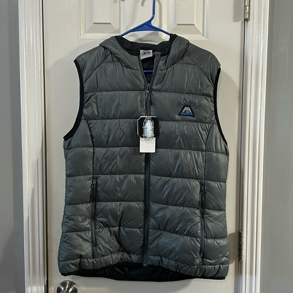 NWT Mapamyum Co grey puffer vest with hood. Size large